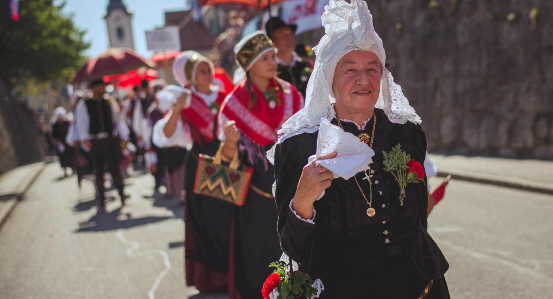 Sprevod narodnih noš na prireditvi Dnevi narodnih noš in oblačilne dediščine v Kamniku