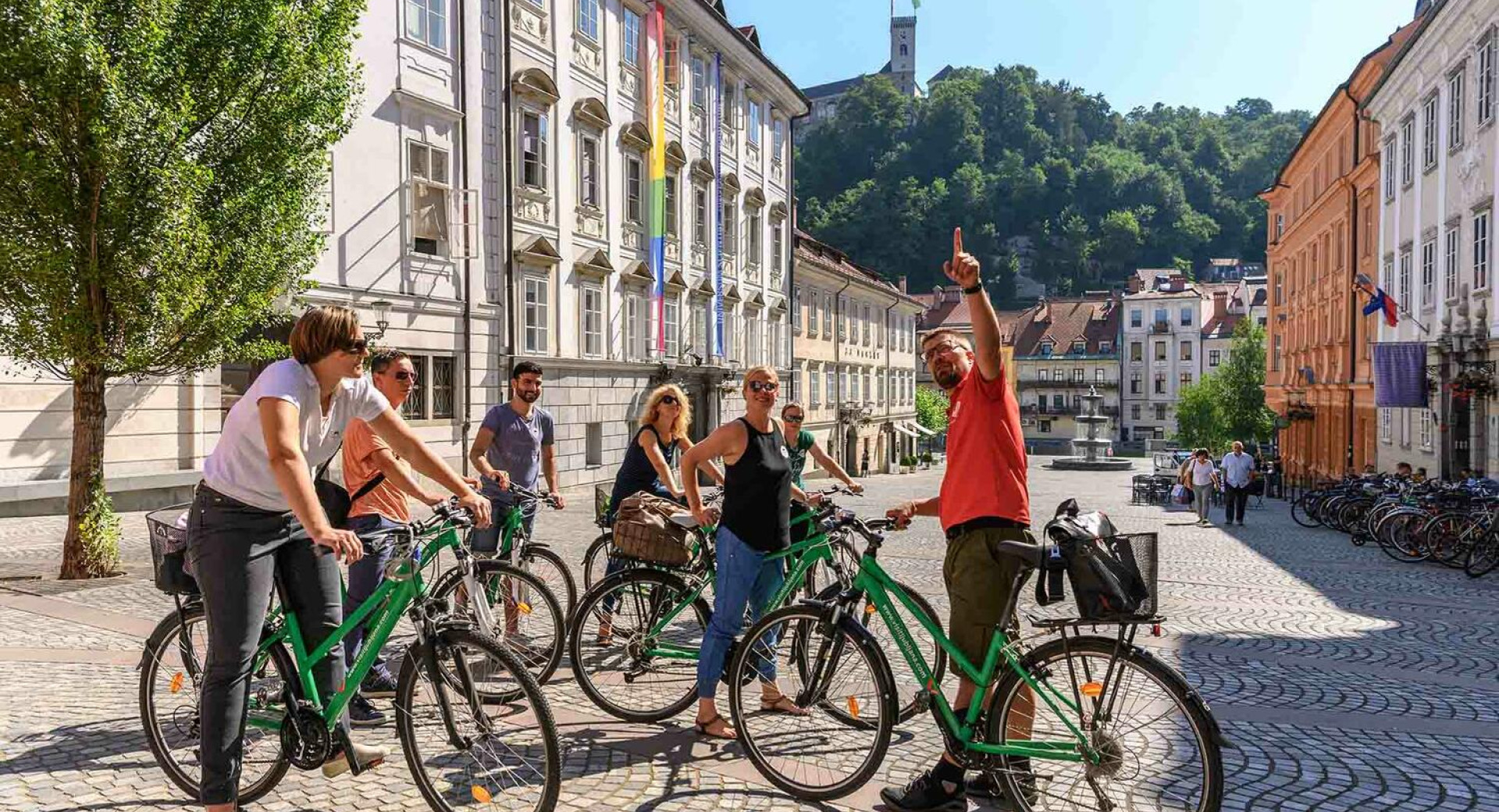 S kolesom na ogledu Ljubljane, v ozadju Ljubljanski grad
