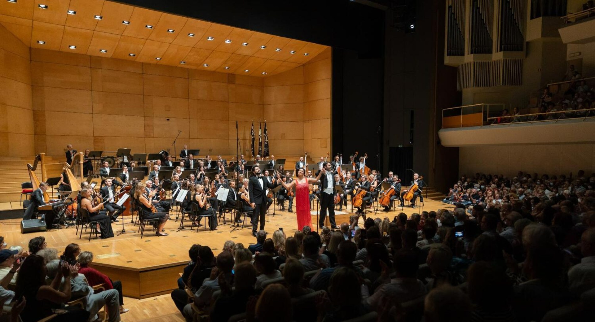 Koncert - pevka in orkester, v ospredju občinstvo