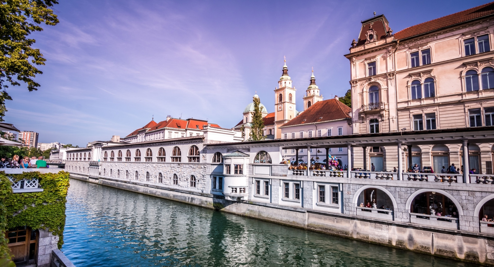 Ljubljanica, na desni arkade osrednje mestne tržnice