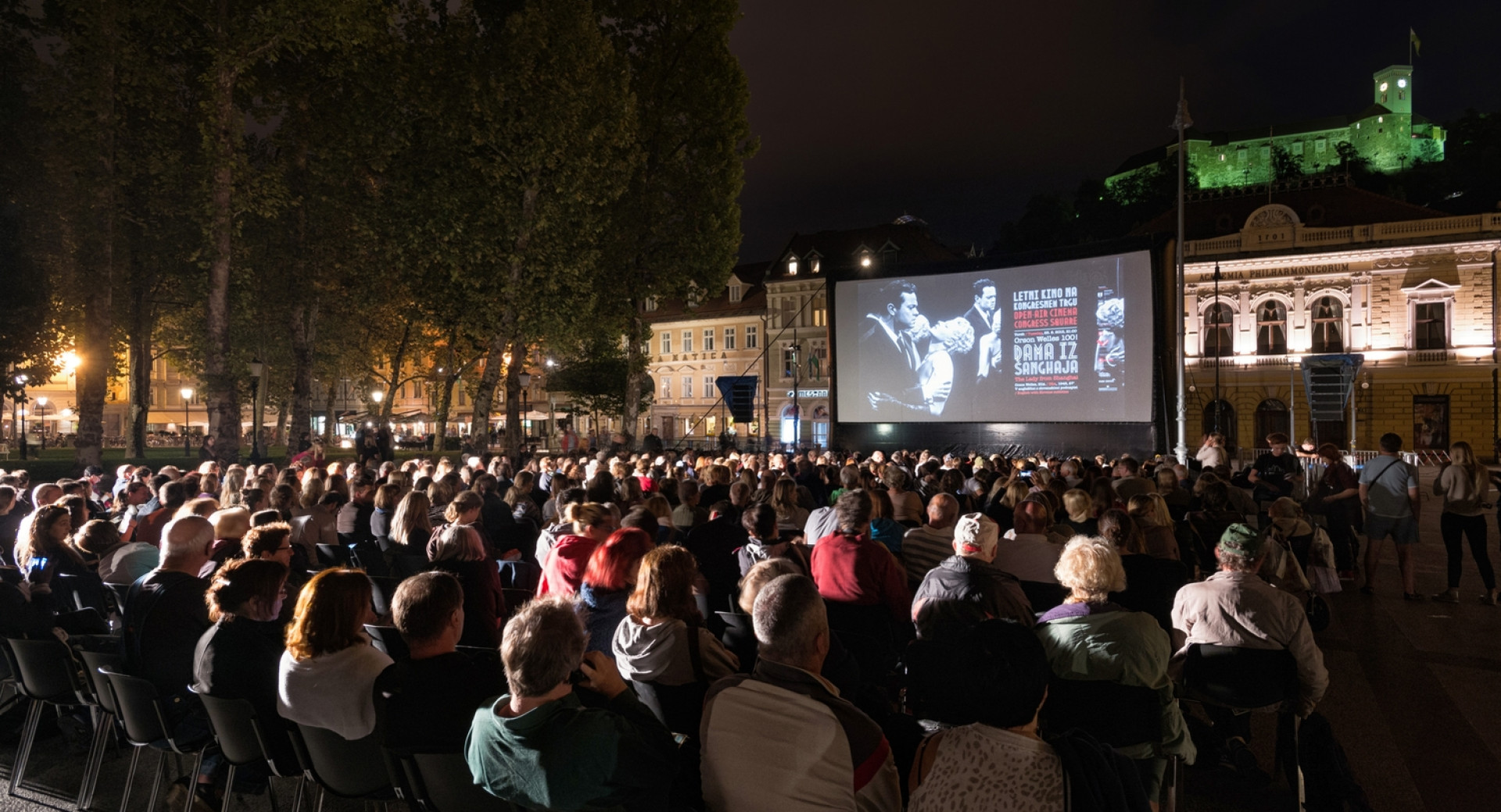 Predvajanje filma na mestnem trgu.