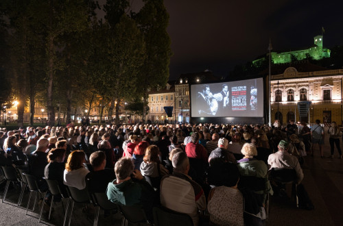 Predvajanje filma na mestnem trgu.