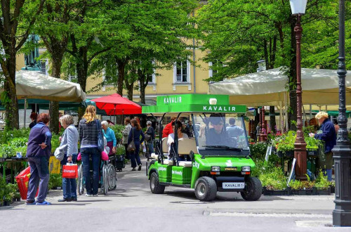 Električno vozilo Kavalir na osrednji tržnici v Ljubljani