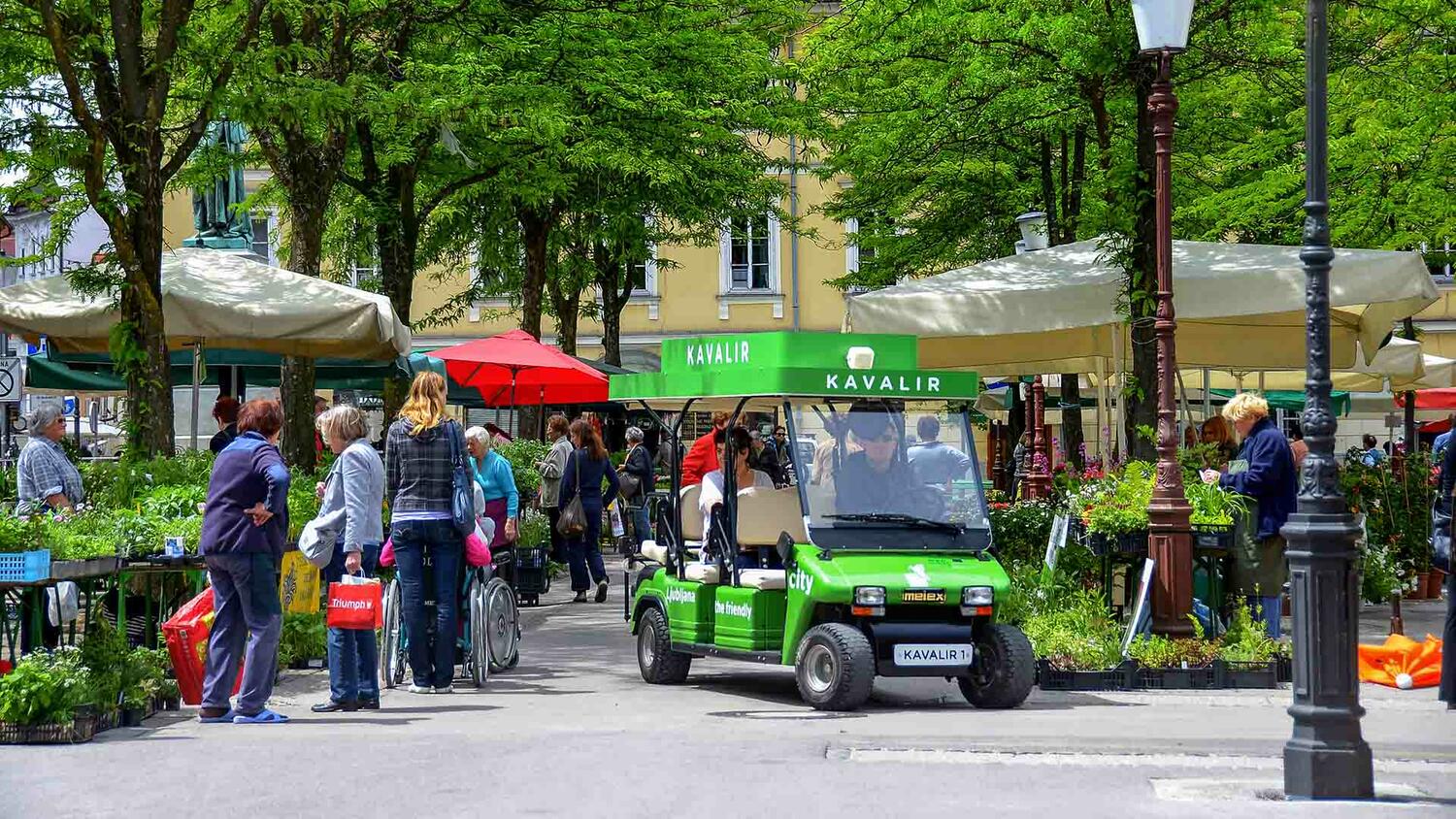 Električno vozilo Kavalir na osrednji tržnici v Ljubljani