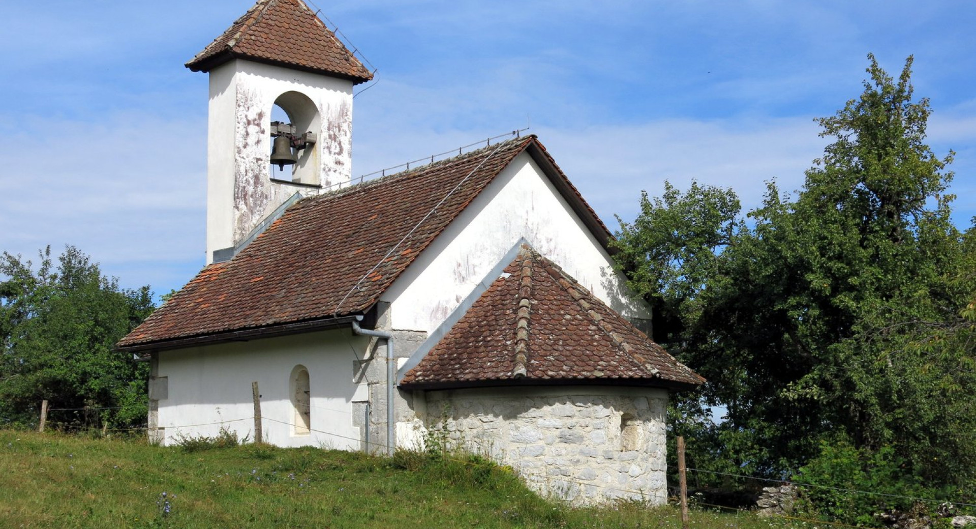 Cerkvica sv. Tomaža na pohodniški poti na Krim nad Ljubljanskim barjem