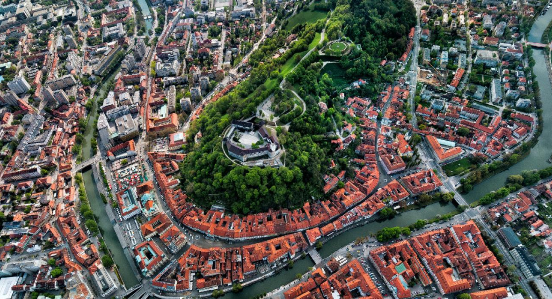 Pogled na Ljubljanski grad iz zraka, koli njega del Ljubljane in Ljubljanice