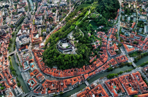 Pogled na Ljubljanski grad iz zraka, koli njega del Ljubljane in Ljubljanice