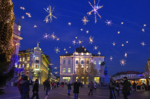 Praznično okrašen trg.v mestu. Praznično okrašena Ljubljana.