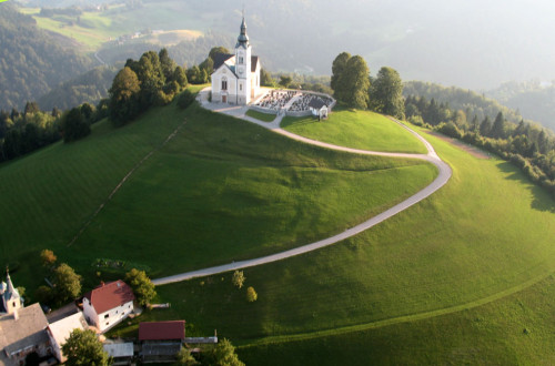 Slika iz zraka bele cerkve na hribu