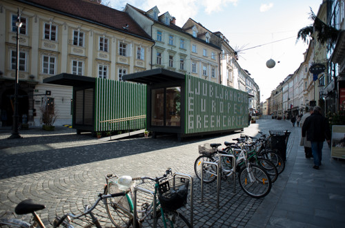 Dva zelena kontejnerja v mestu