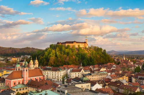 Panoramska slika Ljubljane. V ozadju Ljubljanski grad.