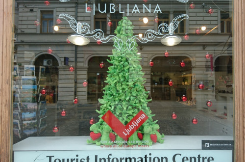Praznično okrašena izložba TIC Ljubljana.