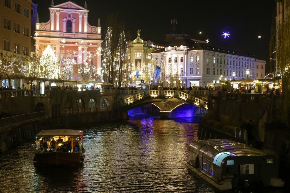 Praznično okrašena Ljubljana.