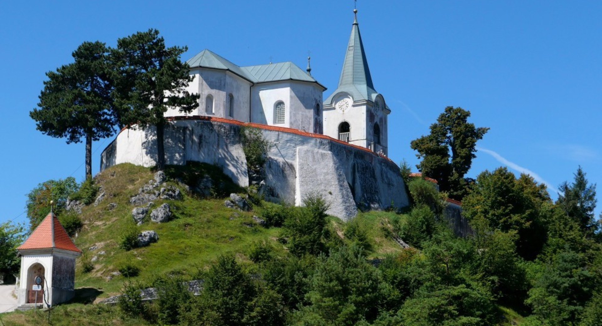 Gora s cerkvijo na vrhu.