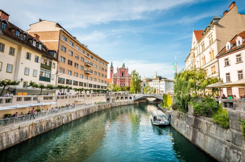 Ladjica na Ljubljanici. V ozadju Frančiškanska cerkev in Prešernov trg.