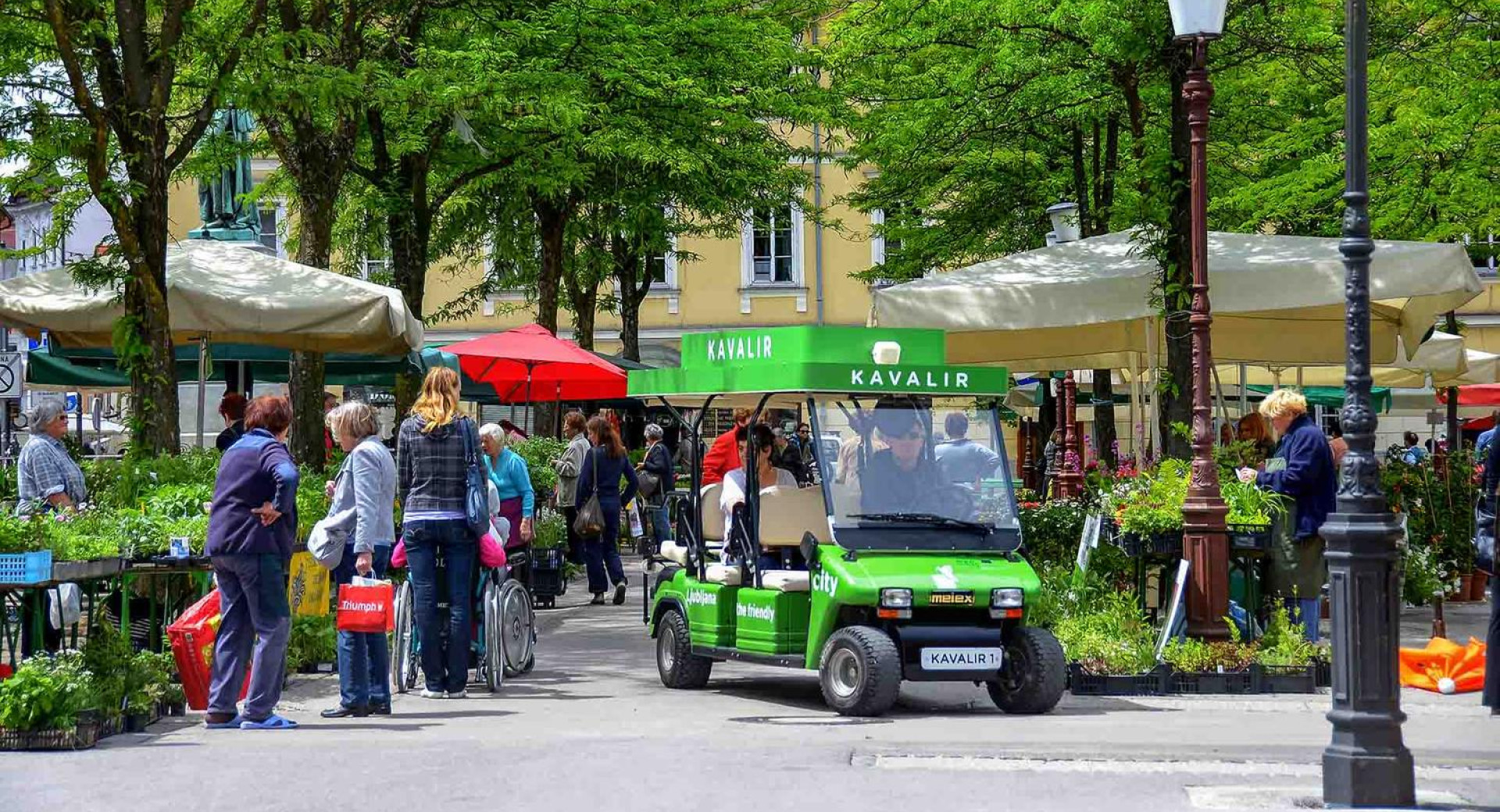 Ljubljansko električno vozilo Kavalir na osrednji mestni tržnici