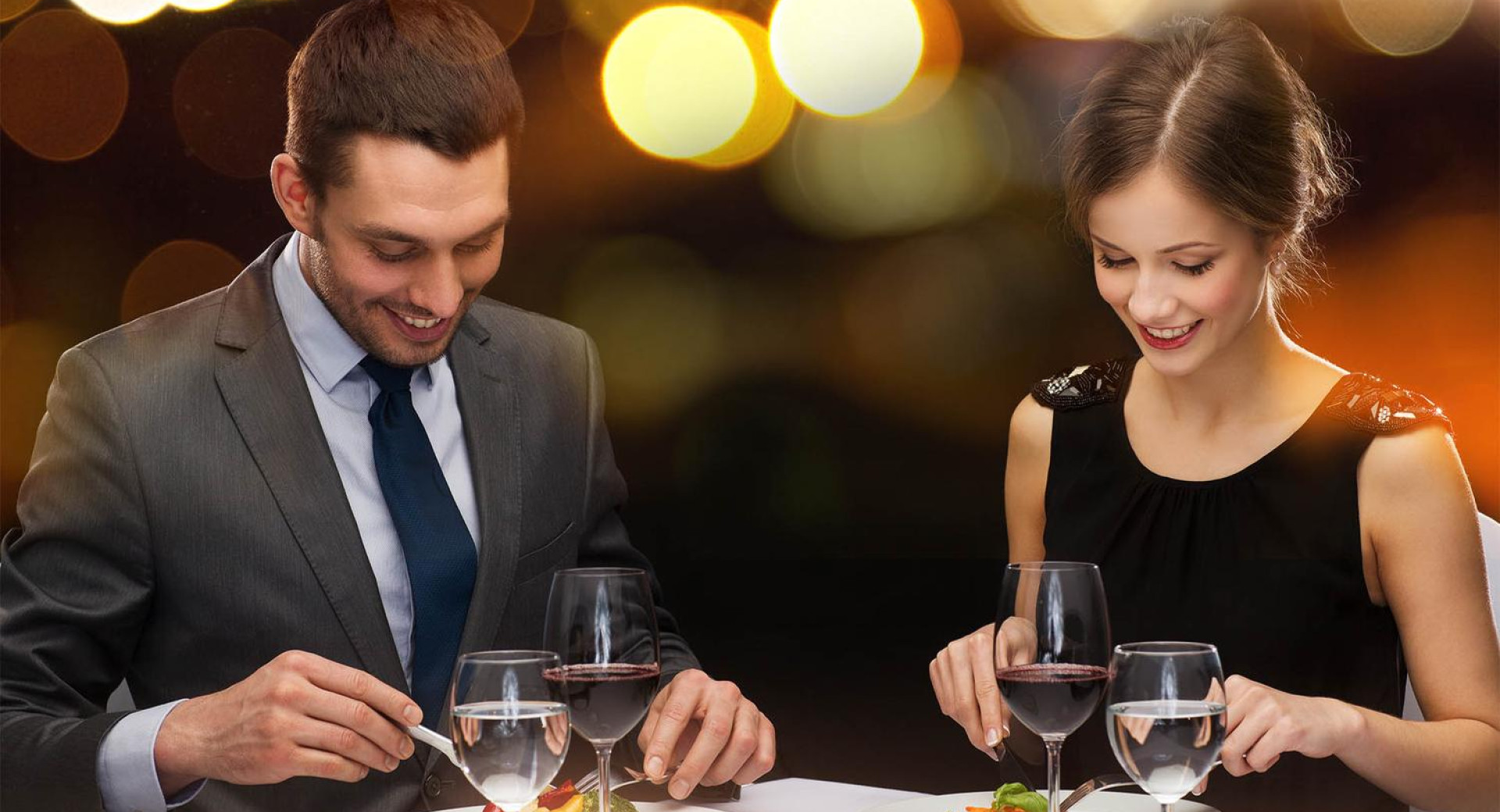 Par med večerjo v restavraciji