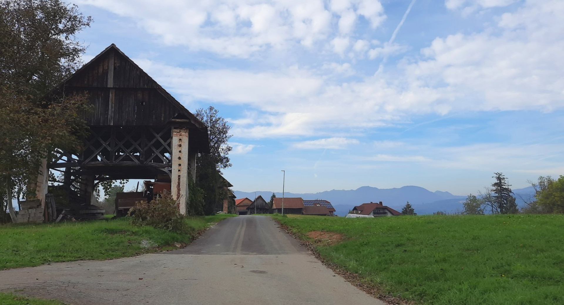 Star kozolec na Bobrovi poti v Blatni Brezovici na Ljubljanskem barju
