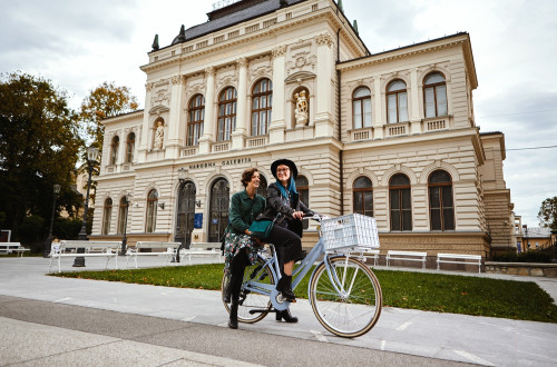 Kolesarja pred Narodno galerijo v Ljubljani