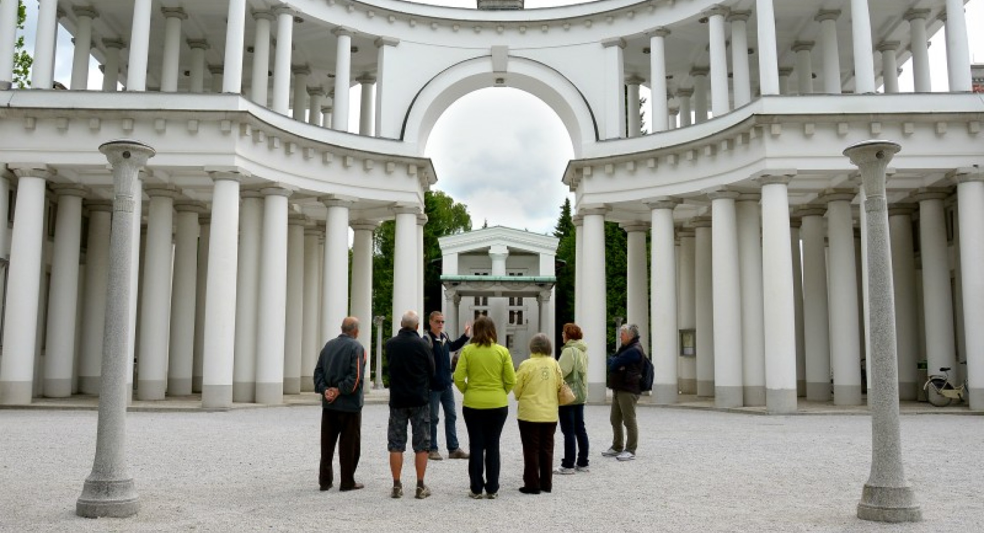 Voden ogled pokopalisca Zale. Obiskovalci stojijo pred glavnim vhodom.