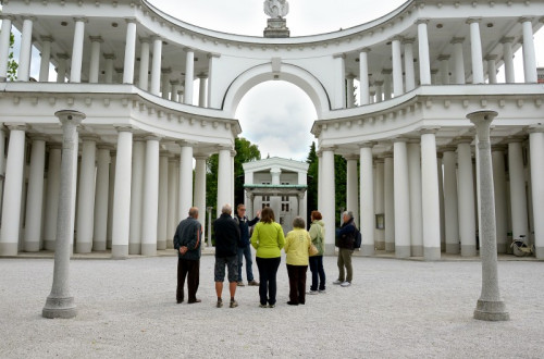 Voden ogled pokopalisca Zale. Obiskovalci stojijo pred glavnim vhodom.