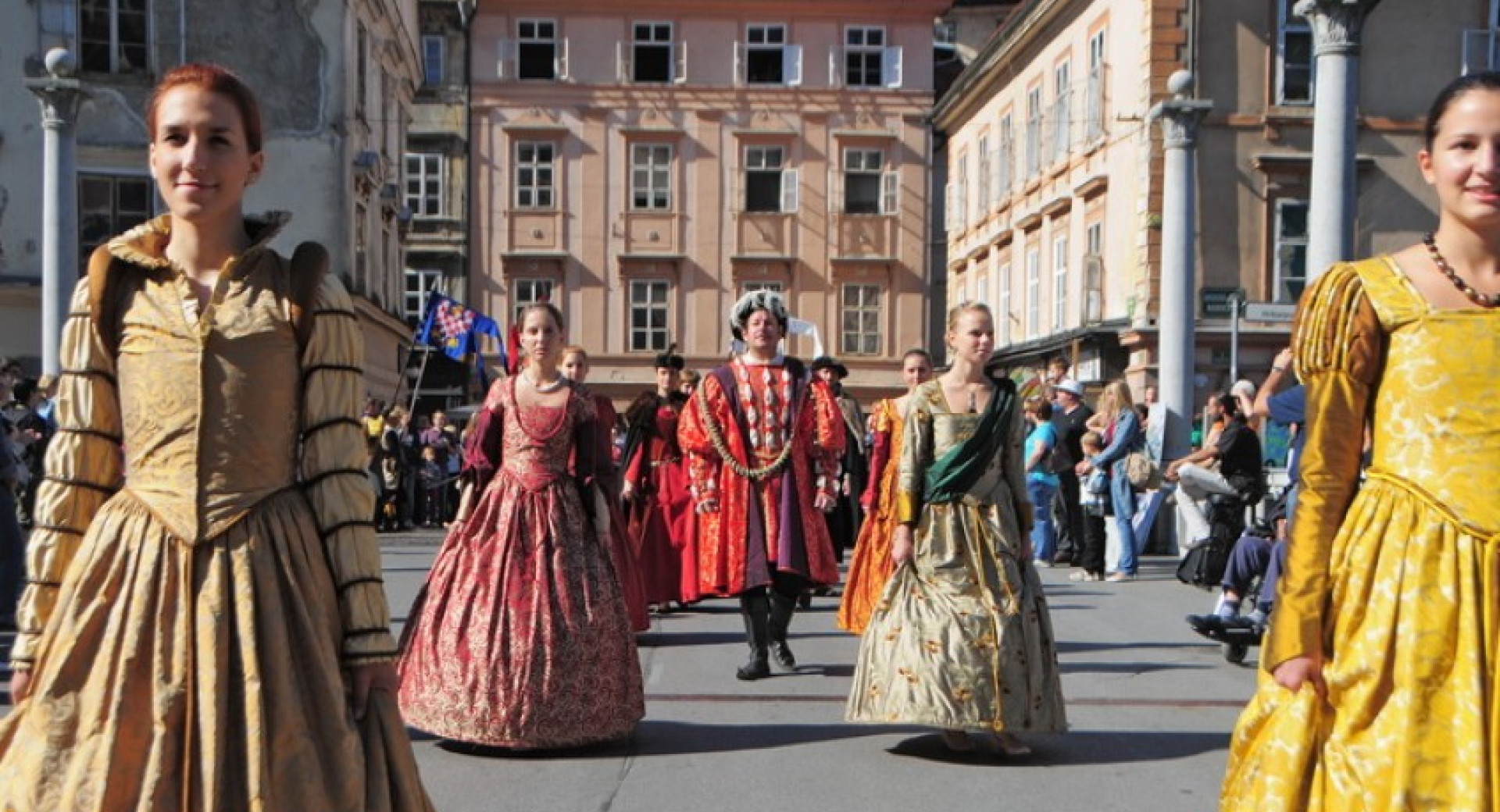 Nastopajoči napravljeni srednjeveško na ulici v Ljubljani. 