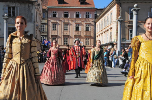 Nastopajoči napravljeni srednjeveško na ulici v Ljubljani. 