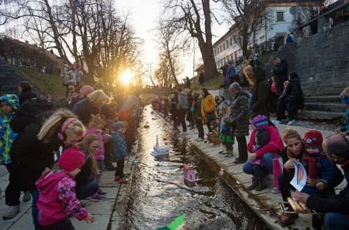 Družine z otroki spuščajo ladjice.