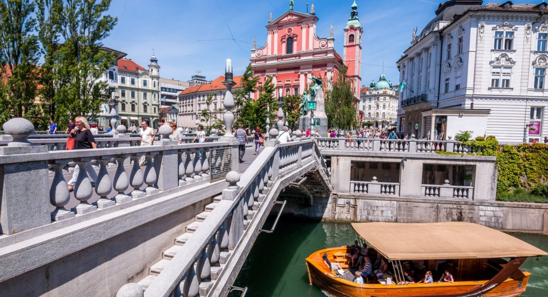 Ladjica na Ljubljanici. V ozadju Frančiškanska cerkev.