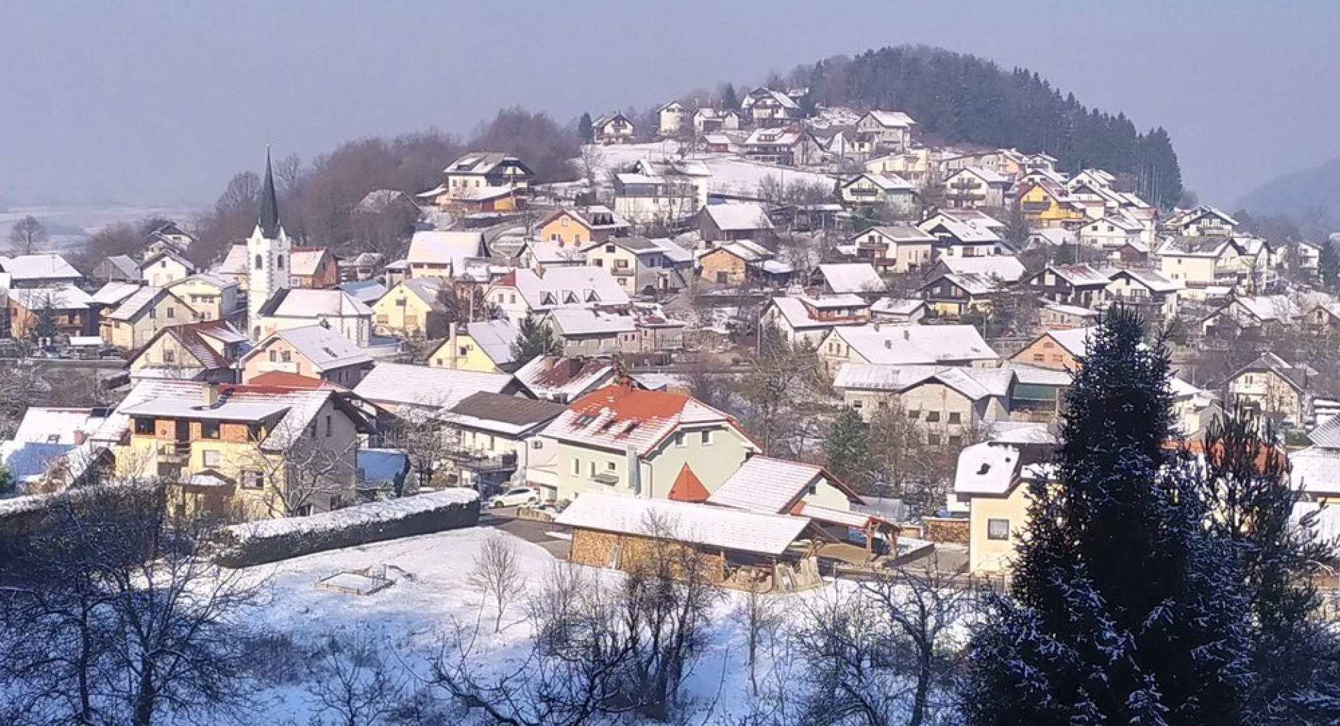 Zasnežena vas.