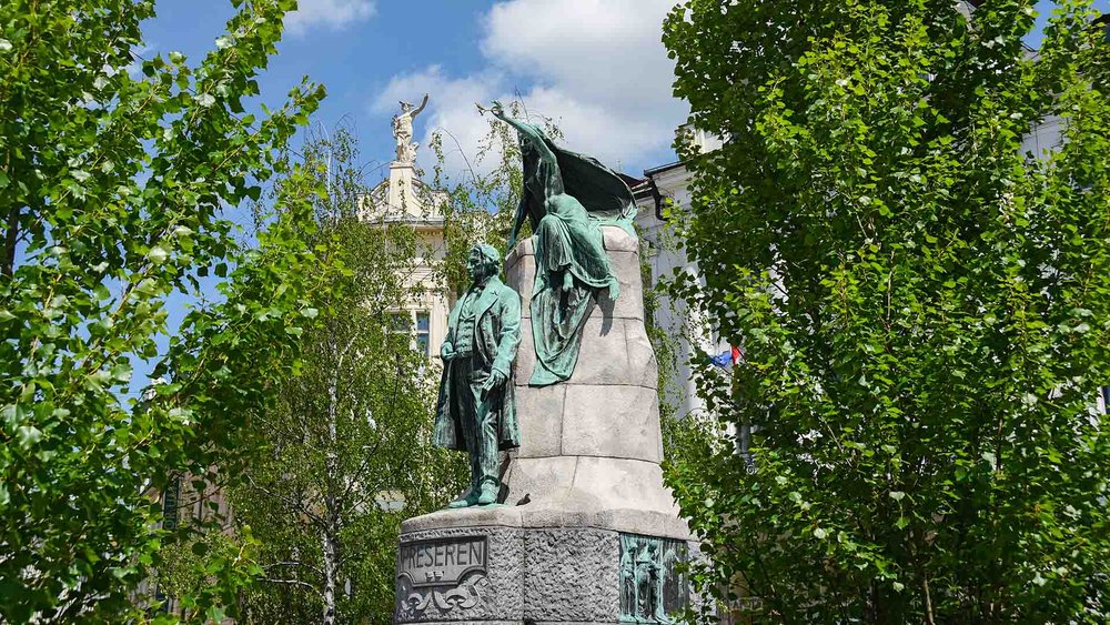 Prešernov spomenik v objemu zelenja.