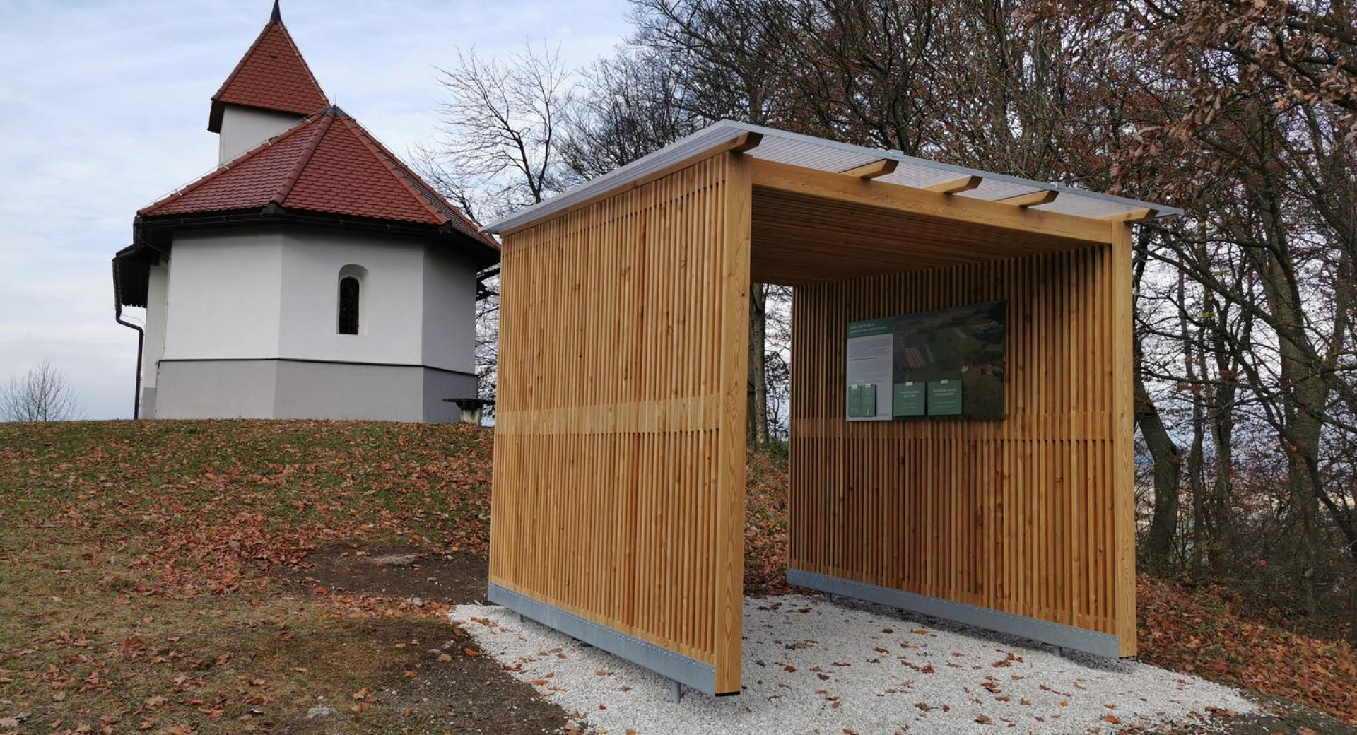 Turistično-informacijski paviljon pred cerkvijo sv. Lovrenca na Ljubljanskem barju