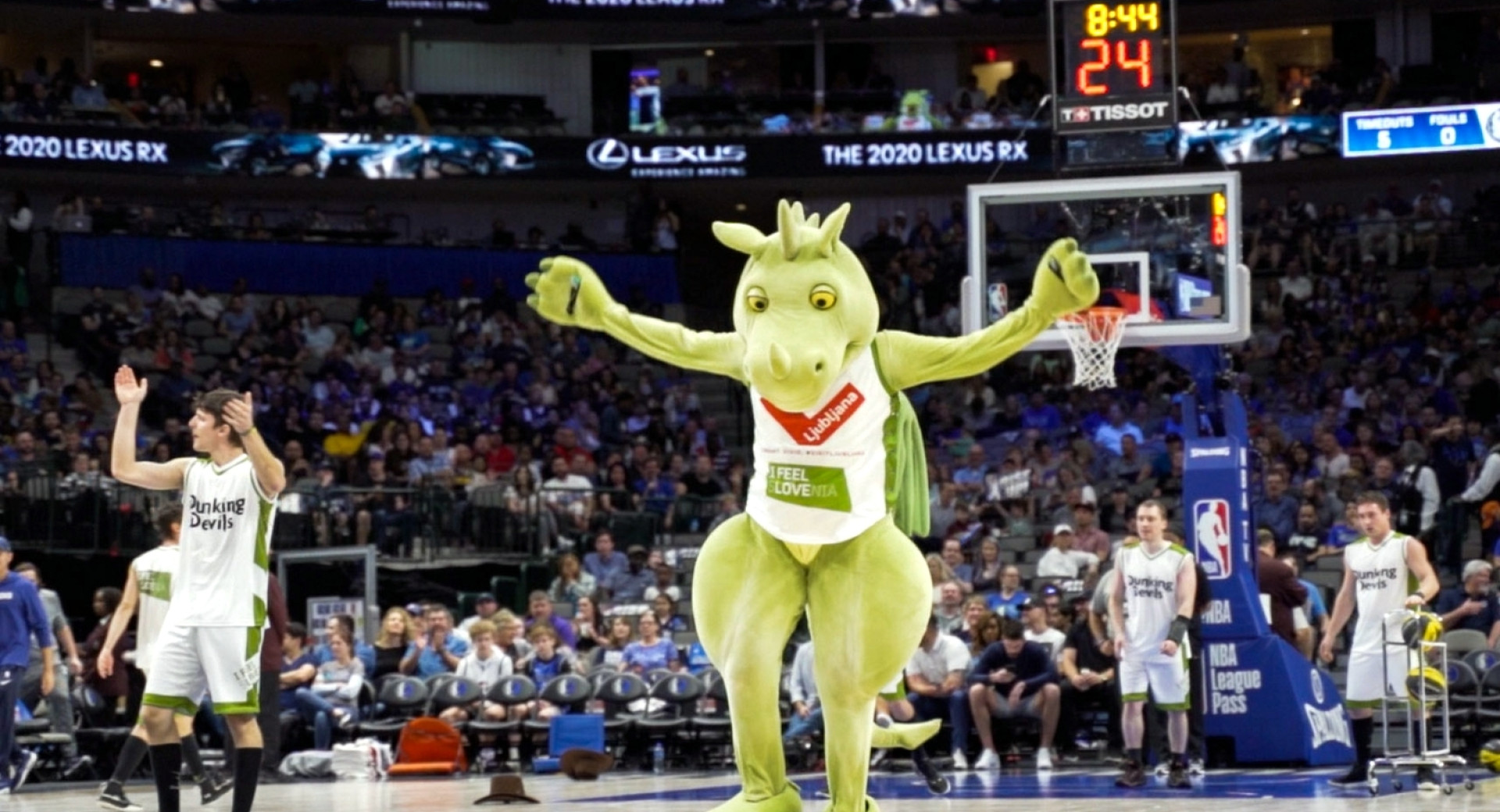 Ljubljanski zmajček na tekmi moštva Luke Dončića NBA Dallas Mavericks pred dvema letoma v Teksasu