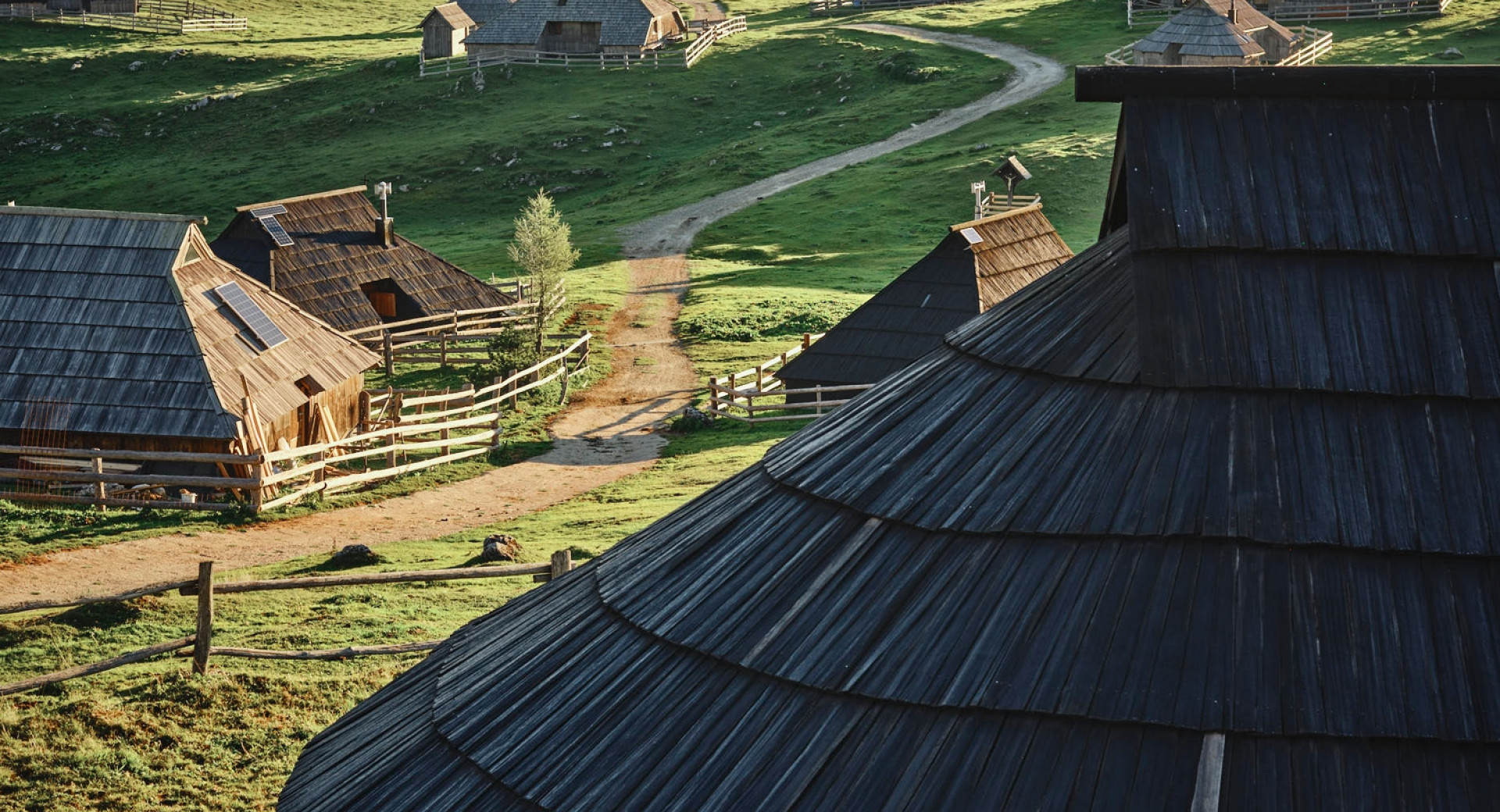 Značilne pastirske hiške na Veliki planini