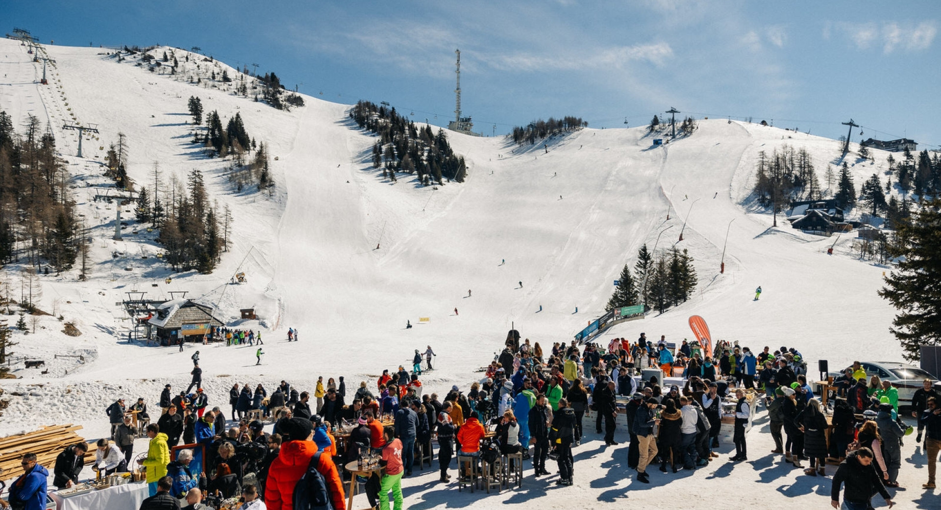 Obiskovalci na vsakoletnem dogodku Gourmet Cup Ljubljana na zasneženem Krvavcu