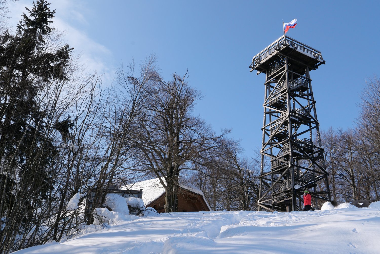 Stolp na Planini nad Vrhniko, ob njem planinska koča