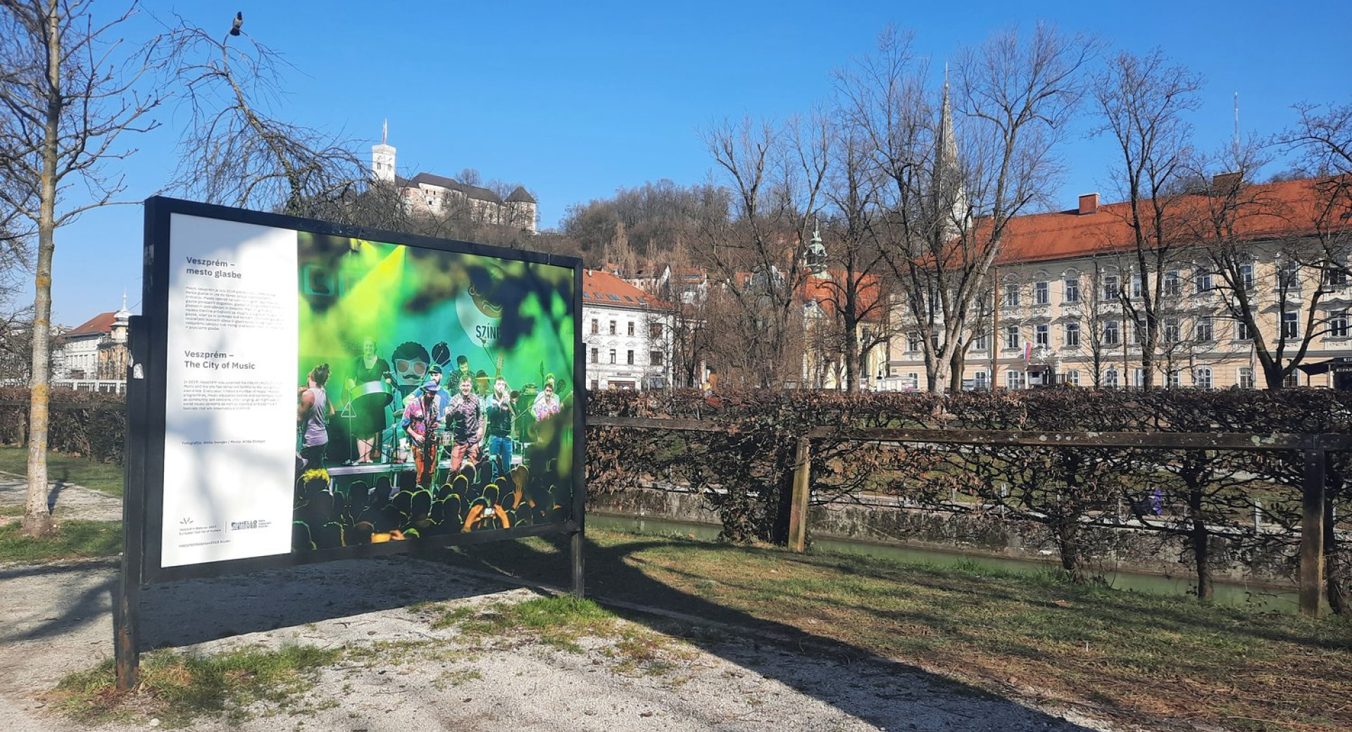 Samostojeci plakat v mestu.