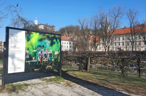 Samostojeci plakat v mestu. 