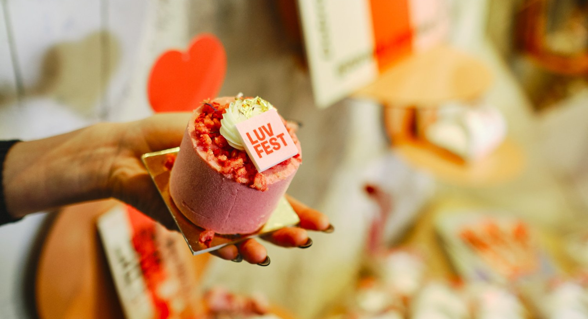 Majhna tortica v zenski roki.