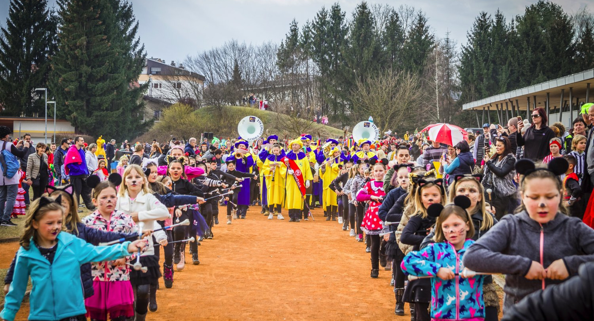 Otroško pustno veselje v Domžalah, na fotografiji mažoretke