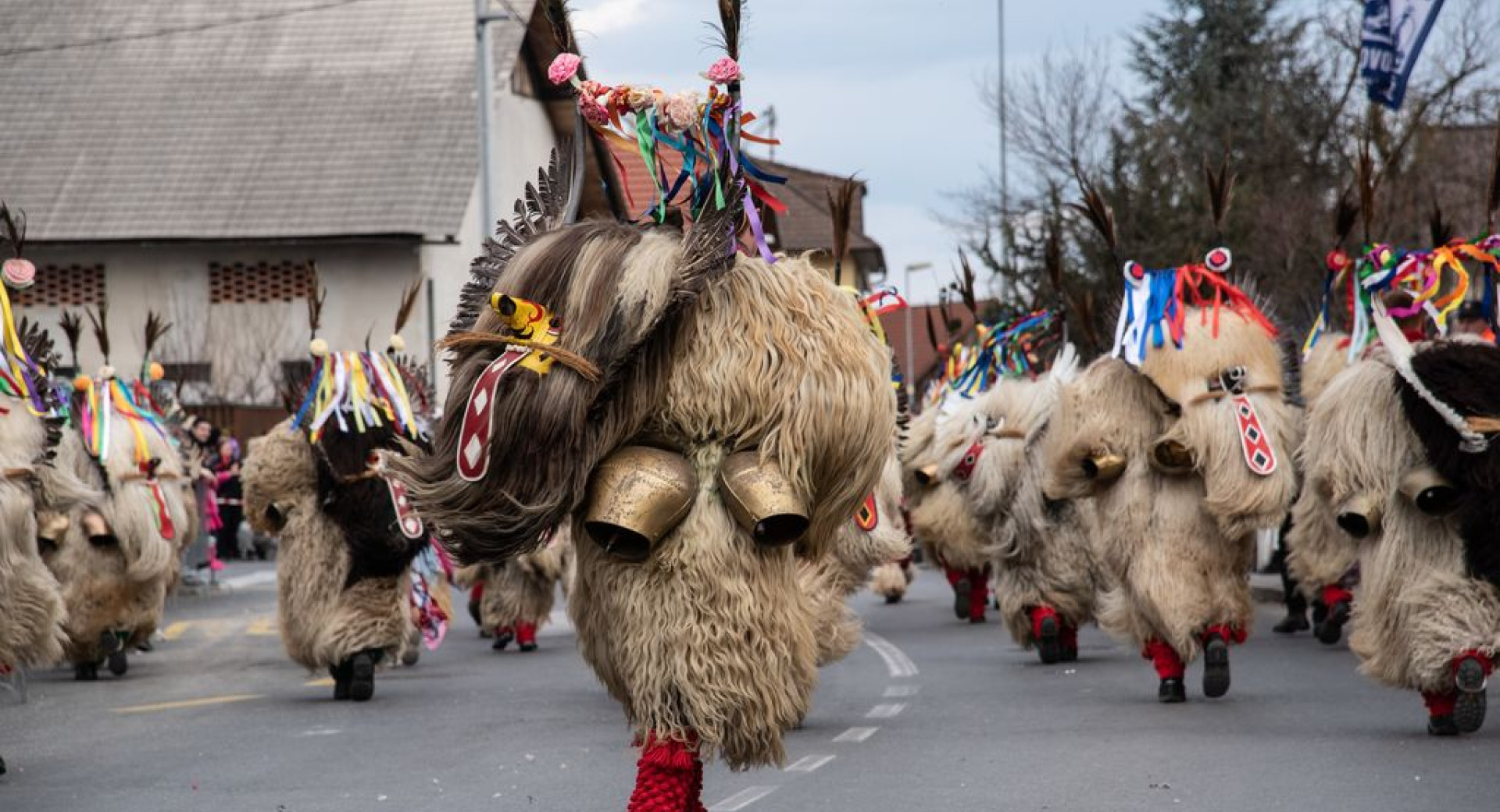 Pustni kurenti na cesti.