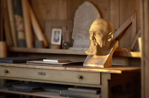 Lesen kip glave Plečnika na leseni omari.