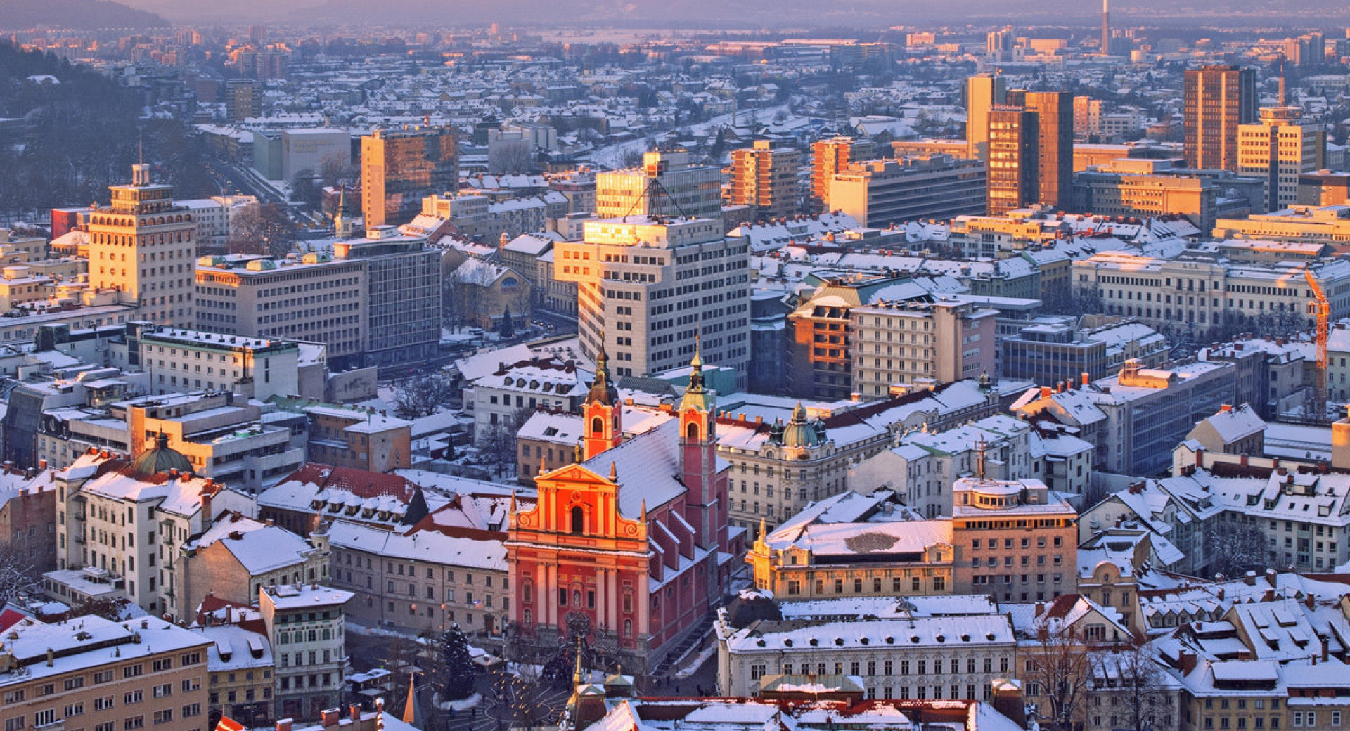 Panoramska slika Ljubljane pozimi.