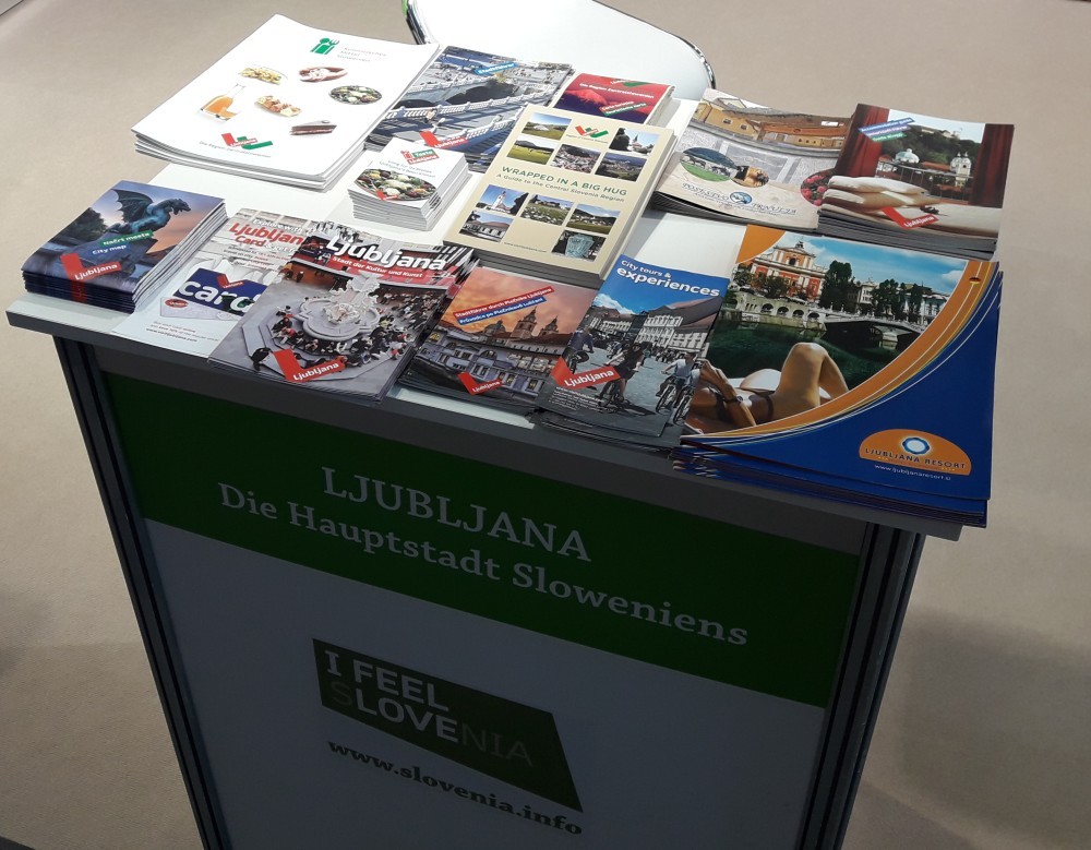 Letaki na razstavnem pultu.