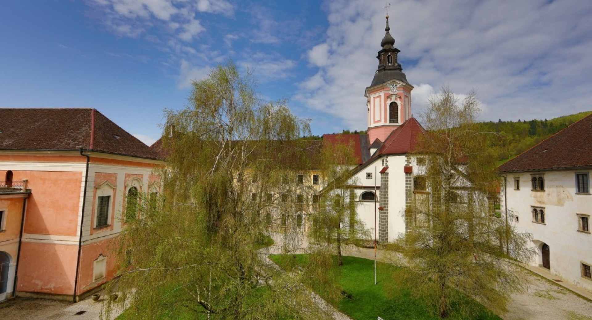 Zunanjost samostana v Stični.