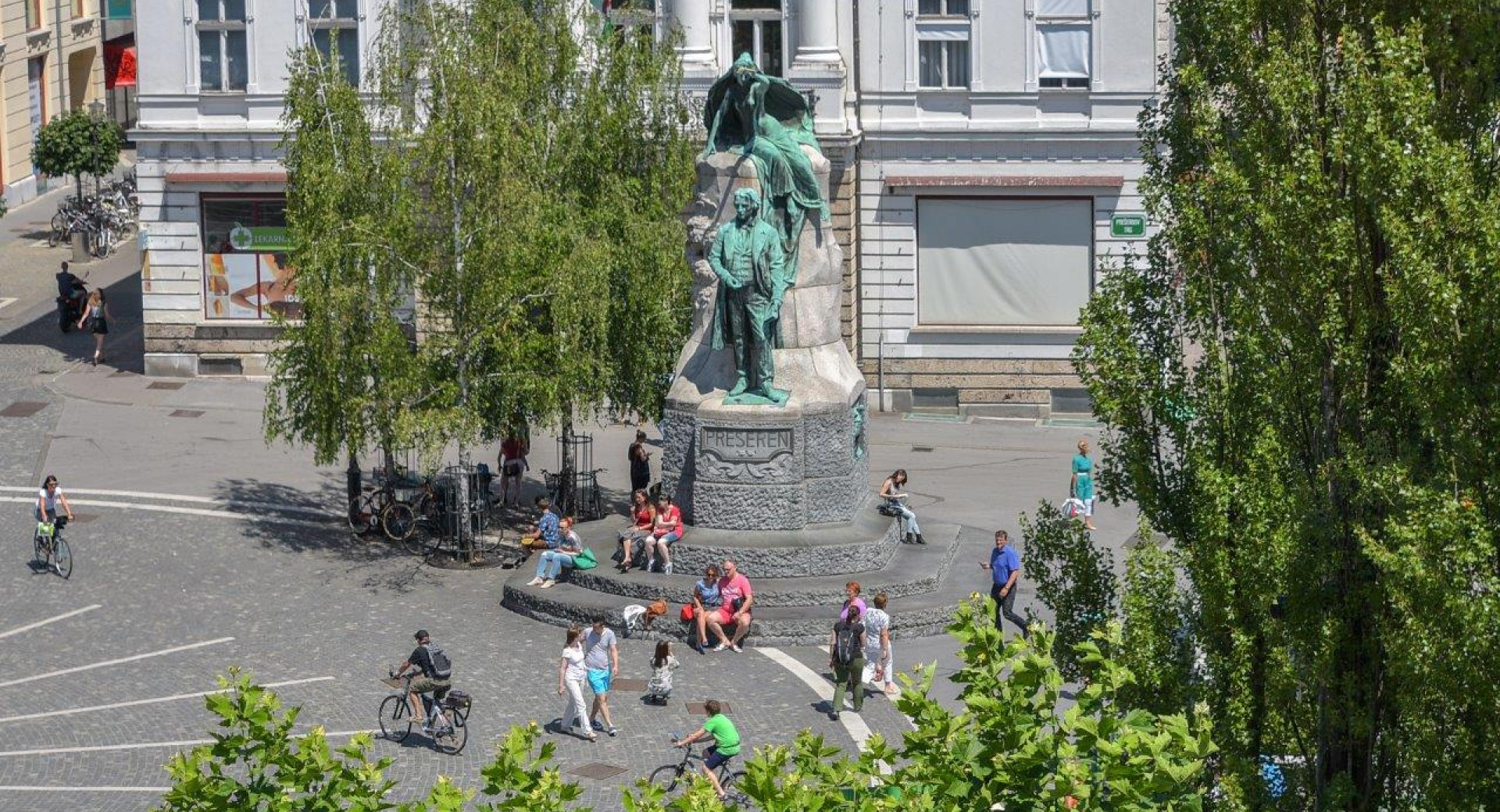 Prešernov spomenik v objemu zelenja.