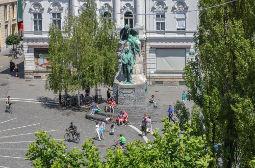 Prešernov spomenik v objemu zelenja.