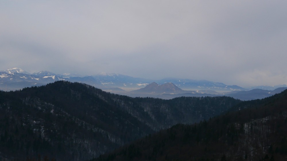 Pogled na najbolj priljubljen ljubljanski vrh, Šmarno goro s sosednjo Grmado