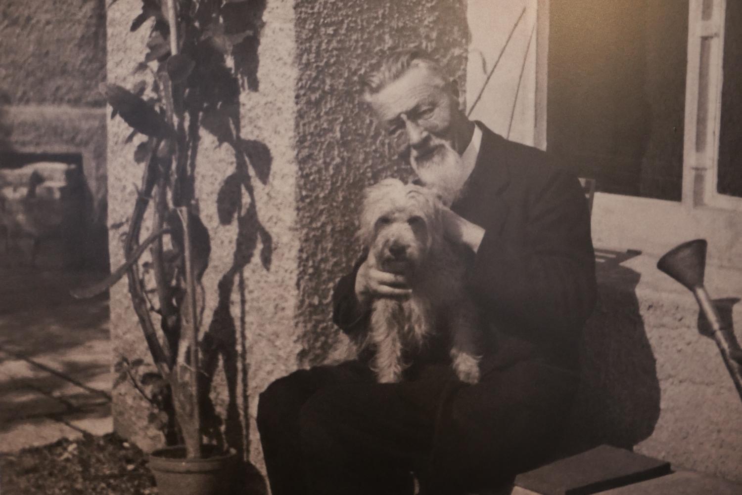Mojster s svojim ljubljenim kužkom Sivkom (fotografija iz Plečnikove hiše)