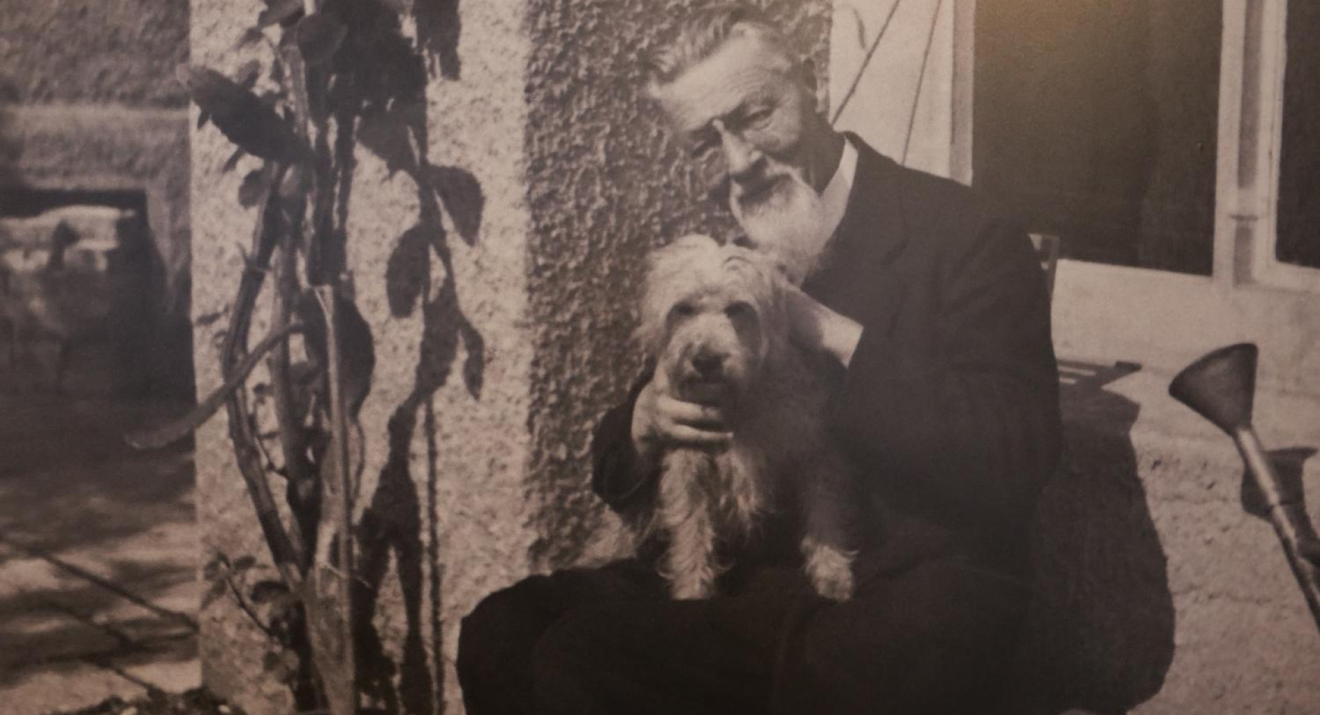 Fotografija Jožeta Plečnika s psom Sivkom